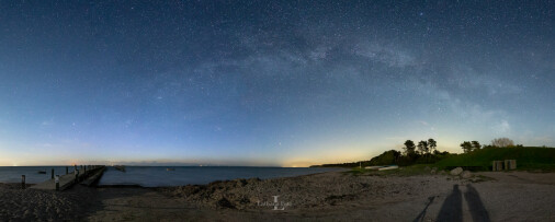 110519 Skygger på stranden.
