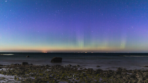120519 Nordlys på Ordrup strand, tykke søjler.