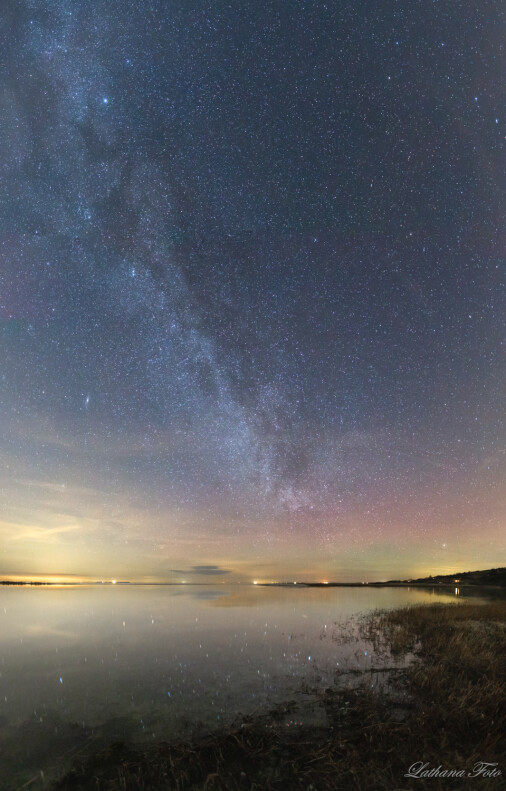 280219 Panorama af mælkevejen over nordlyset.