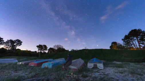 110519 mig der sidder på båden og kigger på mælkevejen