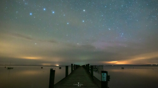 310819 Nordlys og store bjørn over broen på Ordrup Strand