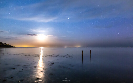 Måne og nordlys 180421 a