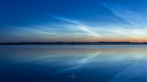 180719 Lysende natskyer spejler sig ved Audebo DæmningenNLC-Audebo-180719-5072-2