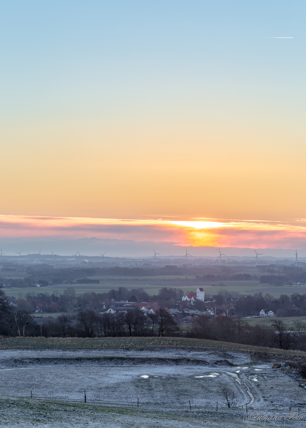 290119 Fårevejle Kirke i morgensol