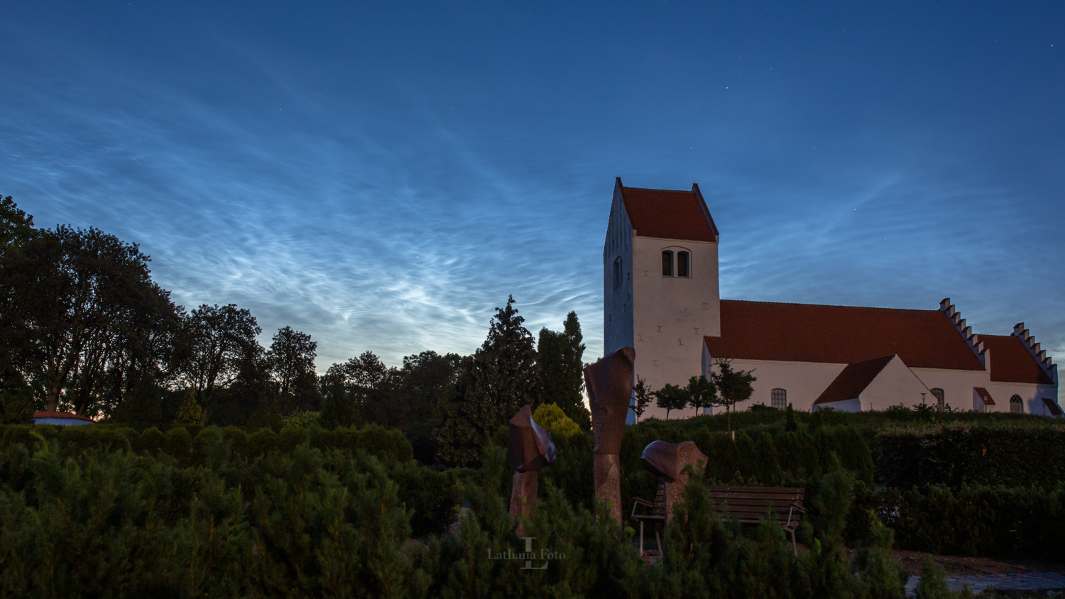 180619 Lysende natskyer over Asnæs kirke