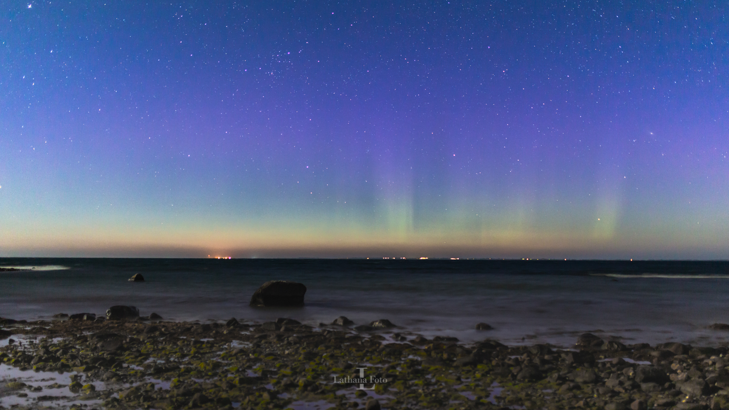 120519 Nordlys på Ordrup strand, tykke søjler.