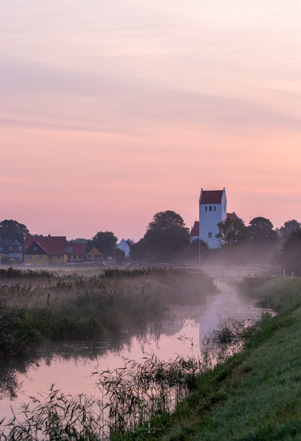 Fårevejle kirke i solopgang 150920 2
