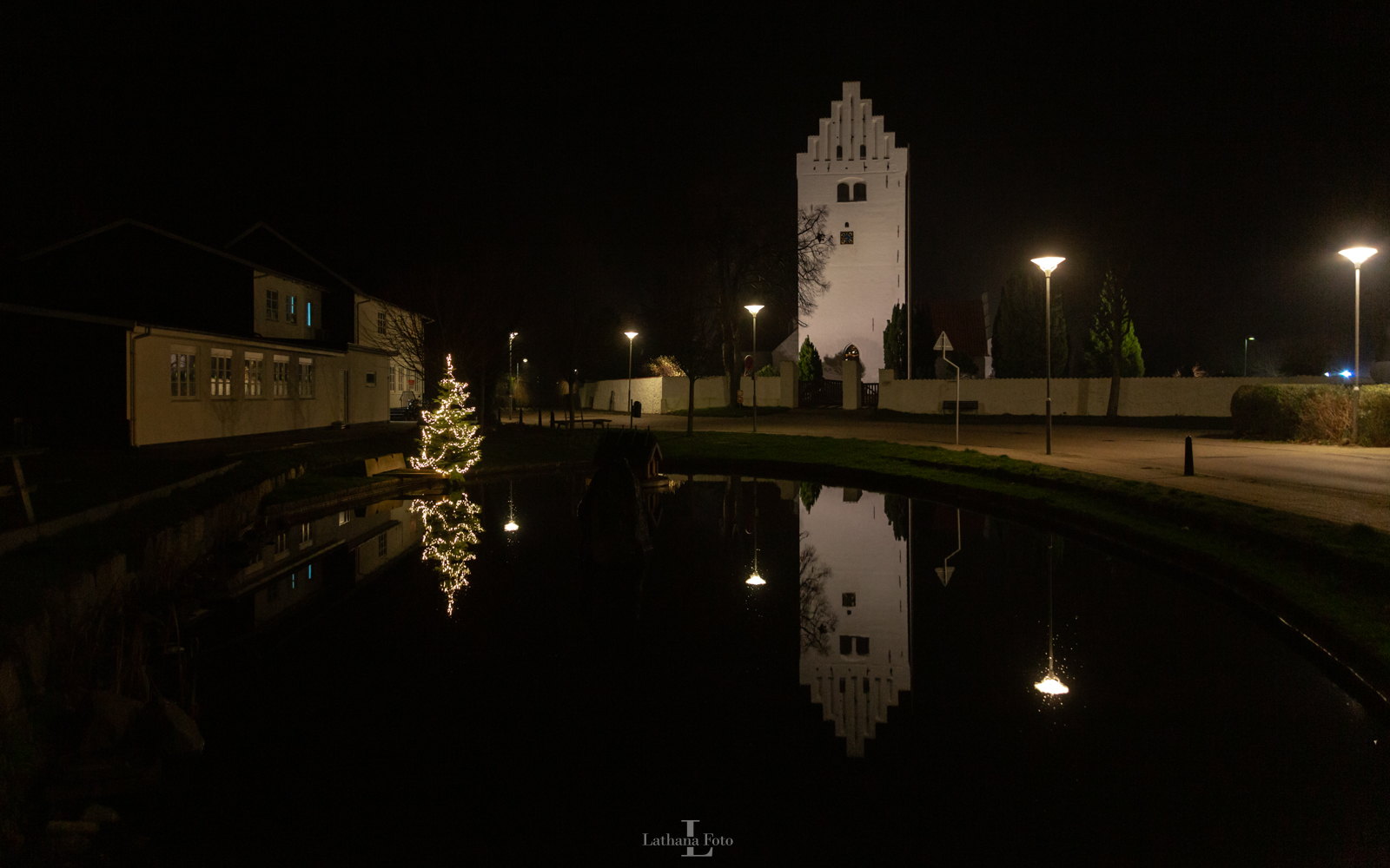 Vig kirke spejlet i gadekær131220
